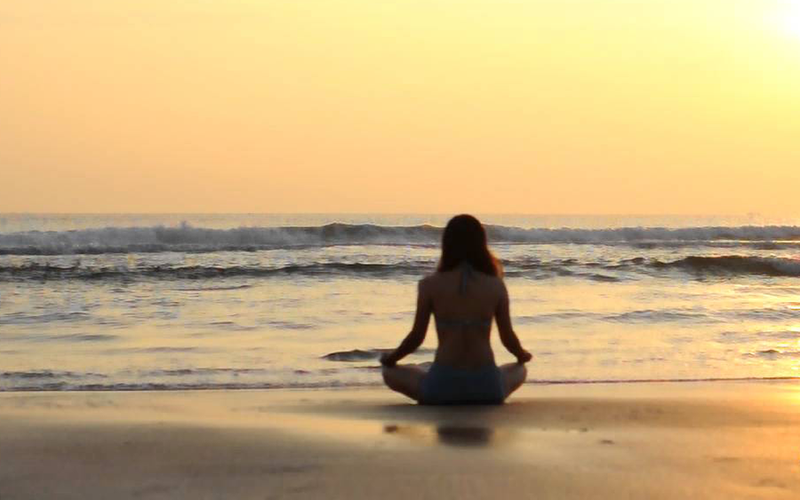 Yoga đón bình minh bên bãi biển Đà Nẵng